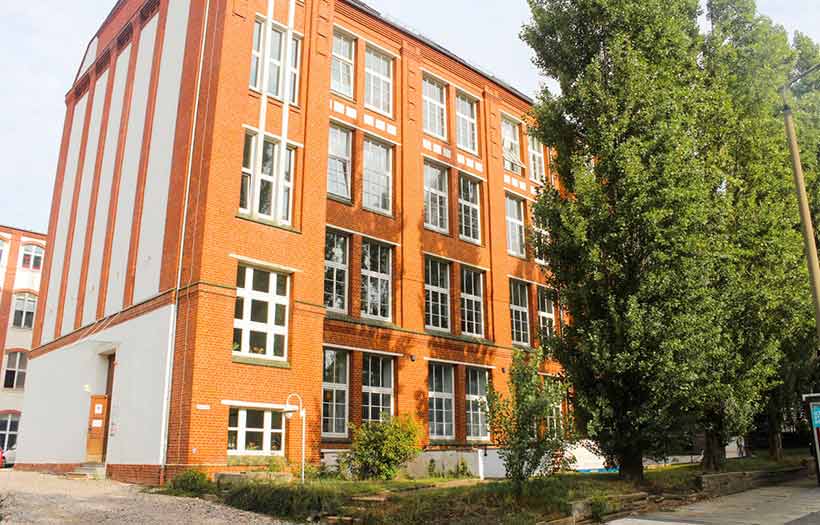 Blick auf das Schulgebäude der DPFA Chemnitz von der Straße der Nationen aus.