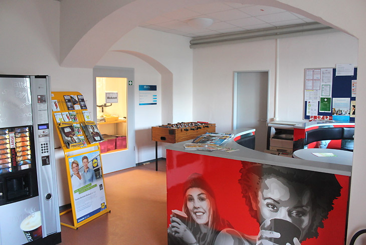 Blick in den Pausenraum der Blick in einen Unterrichtsraum der Sozialassistentenausbildung der DPFA Dresden.