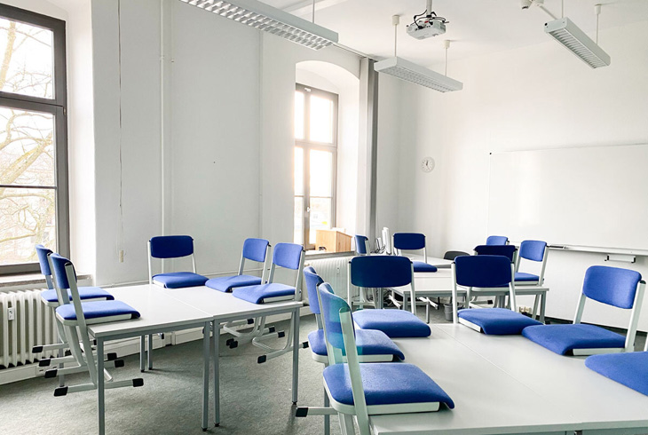Blick in einen Unterrichtsraum der Sozialassistentenausbildung der DPFA Dresden.