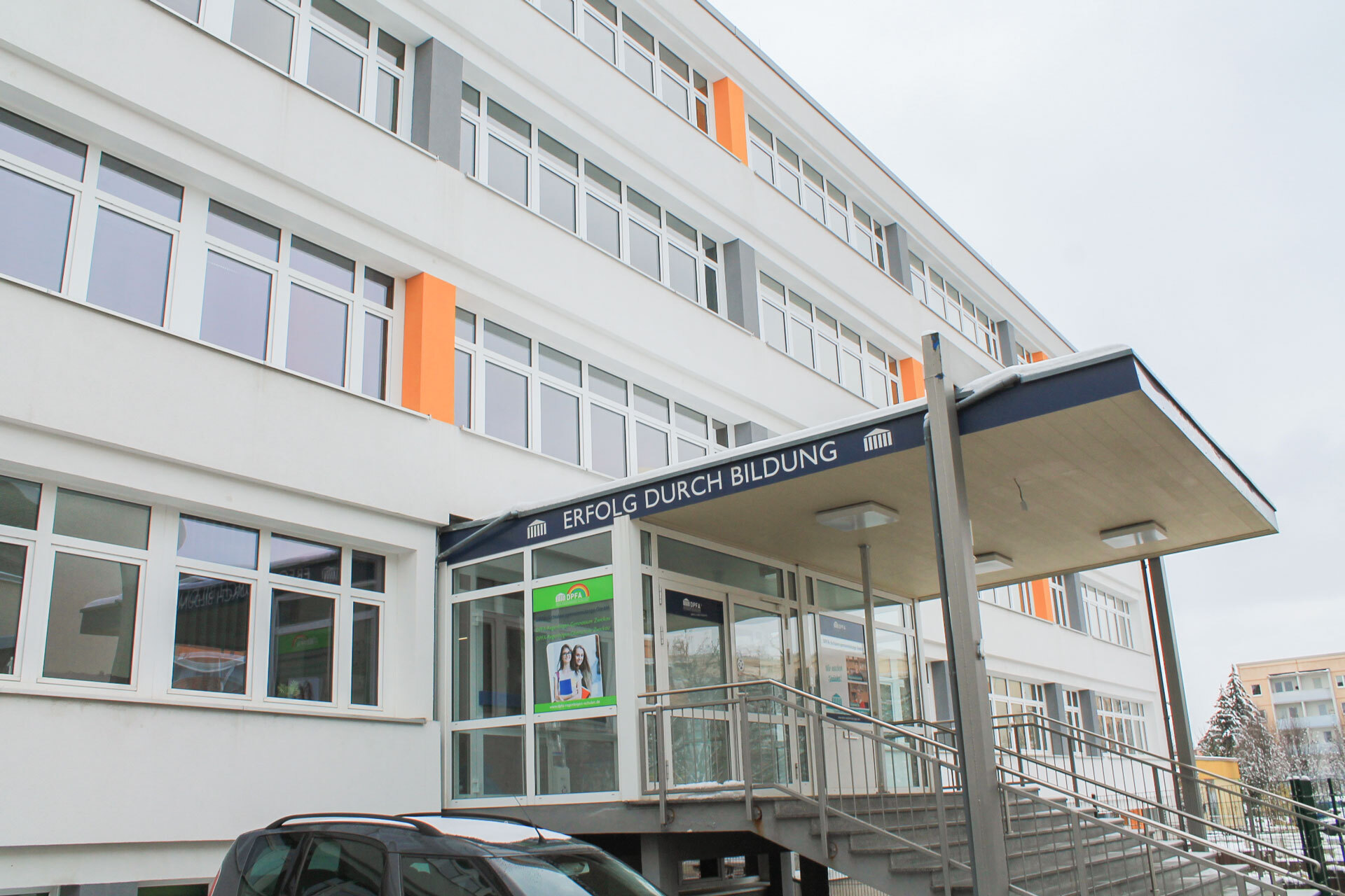 Blick auf das Schulgebäude der DPFA Zwickau von der Salutstraße aus.