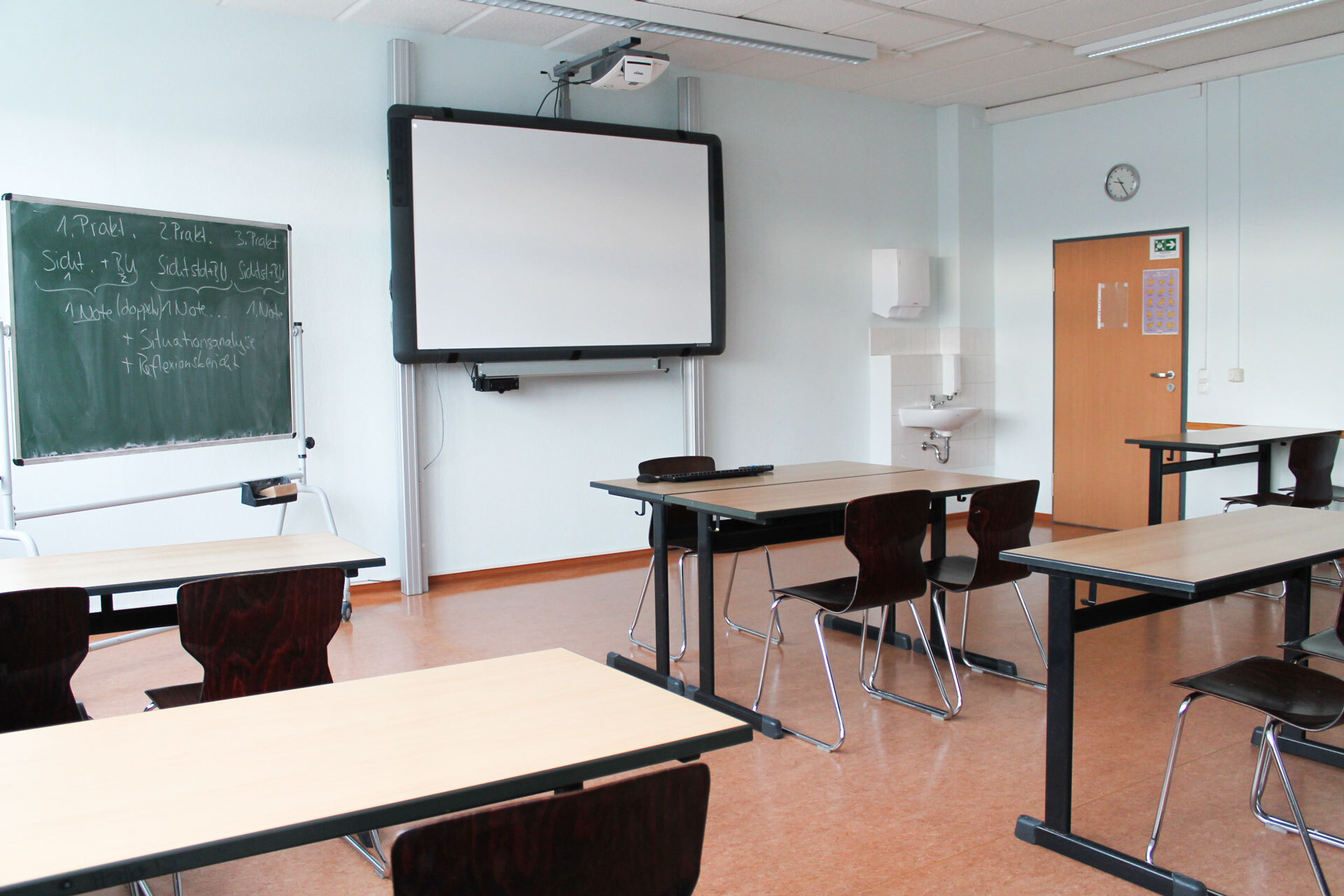 Blick in einen Unterrichtsraum der Sozialassistentenausbildung der DPFA Zwickau mit digitaler Tafel.
