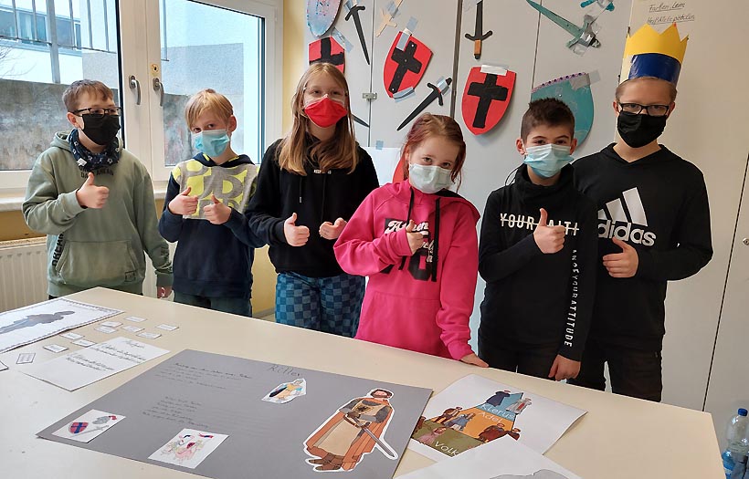Schüler der DPFA-Regenbogen-Schulen Zwickau präsentieren ihre Projektarbeit zum Thema Mittelalter.