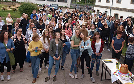Schülerinnen und Schüler der DPFA Dresden grüßen während des Schulfestes vom Innenhof in die Kamera.