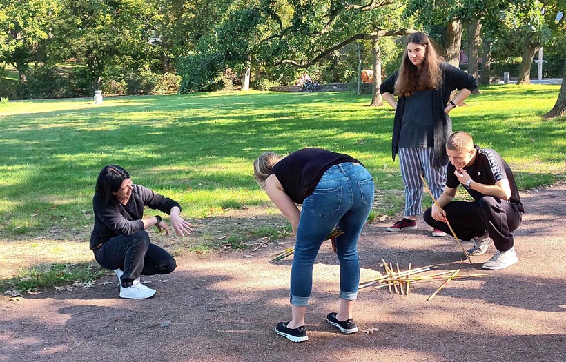Erzieherschülerinnen der DPFA Dresden beschäftigen sich mit Spielen in Park.