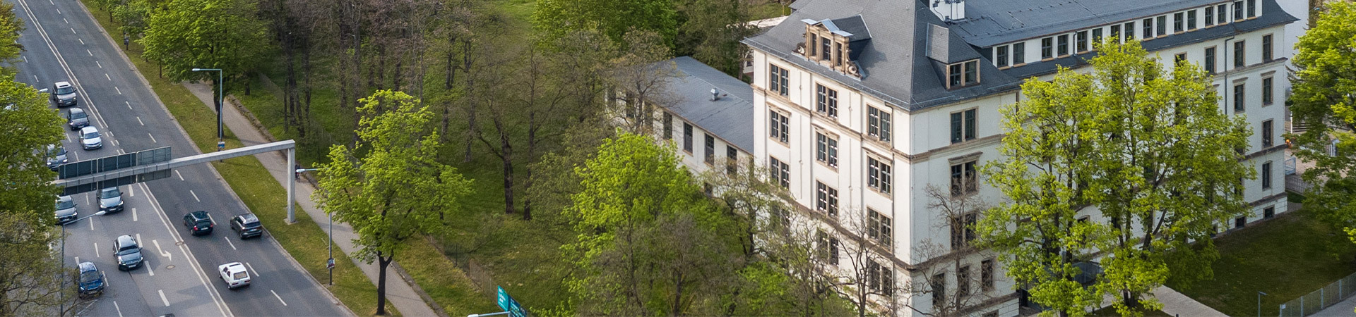 Headerbild Strandortseite DPFA Dresden Sozialassistentenausbildung - Drohnenaufnahme Schulgebäude
