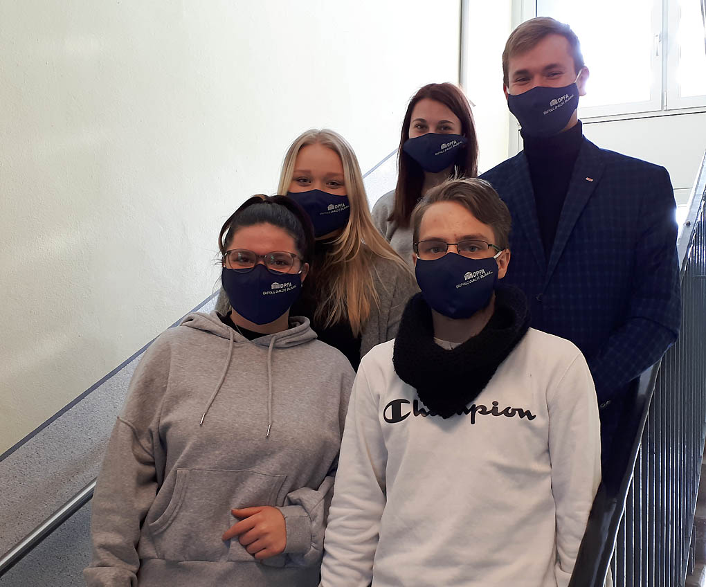 Zur Begrüßung bekamen die Abschlussklassen hochwertige Stoffmasken geschenkt. So ist sichergestellt, dass sie auch in der Schule egschützt sind. Foto: Anne-Kathrin Findeiß / DPFA Zwickau