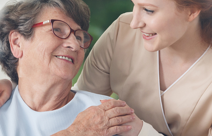 DPFA Sozialassistentenausbildung Themenfoto Altenpflege: Eine junge Frau kümmert sich um eine ältere Frau.