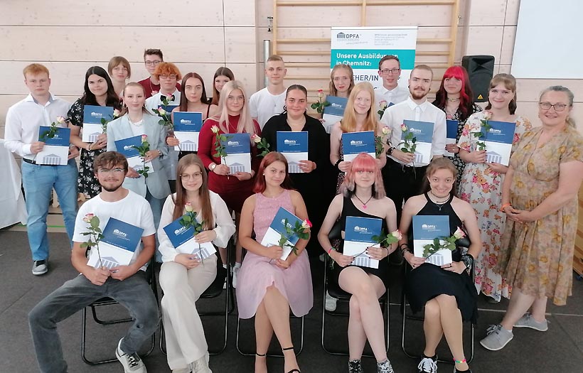 Klassenfoto mit den Absolventen der Sozialassistentenausbildung der DPFA Chemnitz.