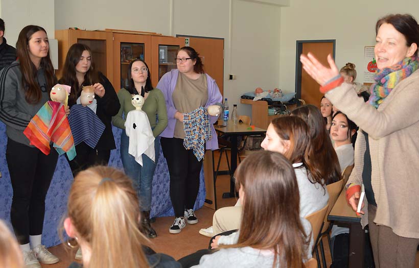DPFA Zwickau Sozialassistentenausbildung Projekt Puppentheater: Sabine Weitzel (ganz rechts) beurteilt die Darbietungen und zeigt sich begeistert.