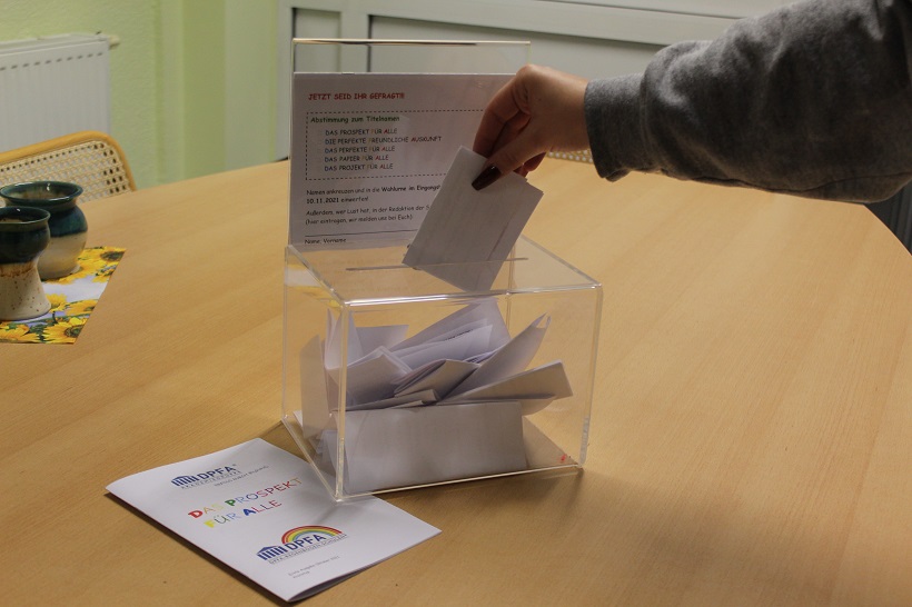 Mithilfe einer Wahlurne konnte mitentschieden werden, wie die Zeitung heißen soll. Foto: DPFA Zwickau