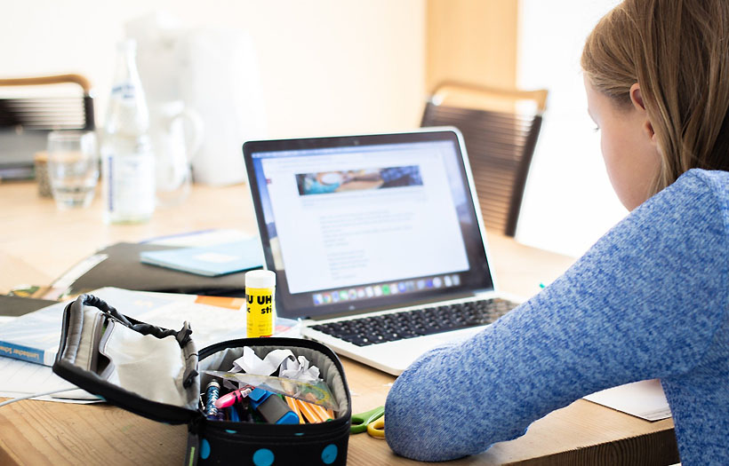 Ein Mädchen sitzt vor einem Laptop und macht, mit Motivation zum Lernen, ihre Schulaufgaben. Foto: Steven Weirather via Pixabay